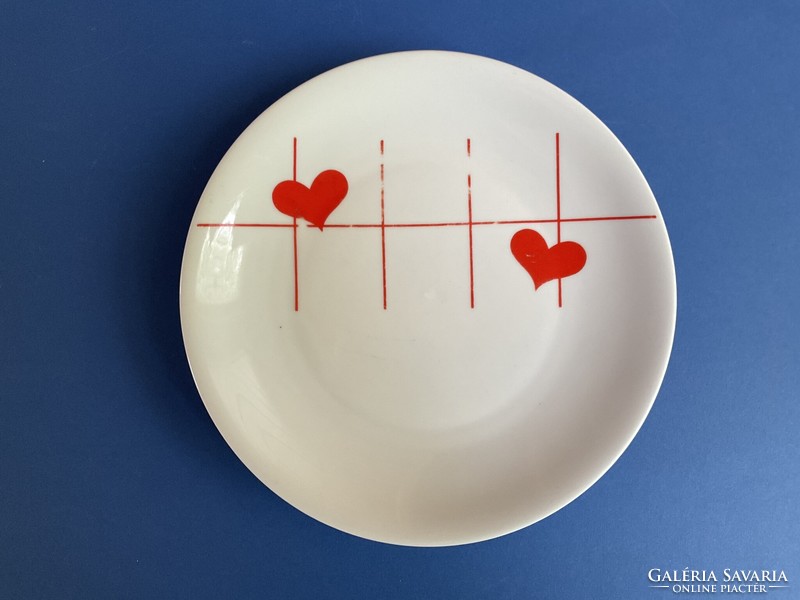 Plain small plate with hearts