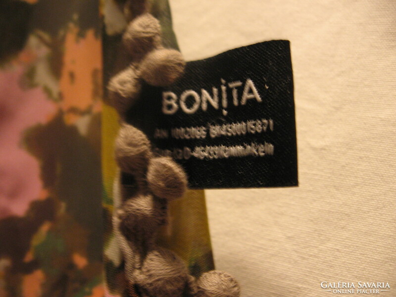 Bonita stole scarf with dumplings border
