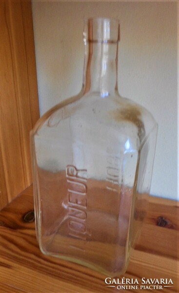 Régi nagy Hobé likőrös üveg (22 cm-es, domborfeliratos)