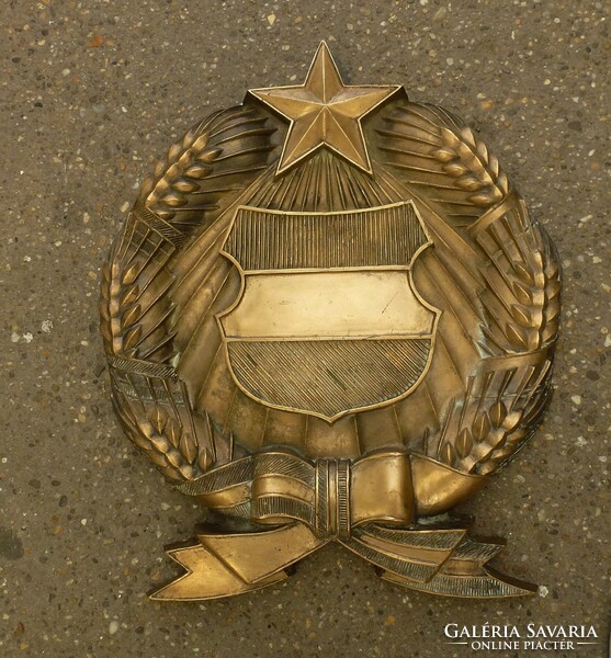 The bronze Hungarian coat of arms of the Kádár era is large and heavy in 1959