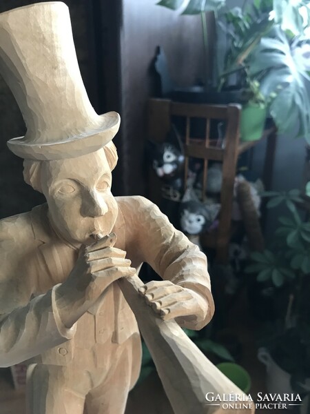 Kézzel faragott fa figura szobor trombitáló férfi kalapban 43 cm