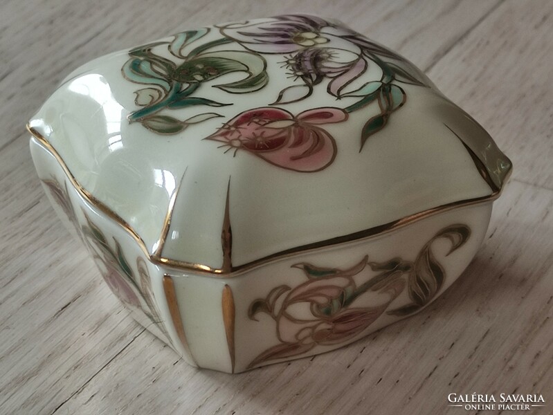 Zsolnay virágmintás porcelán dobozka