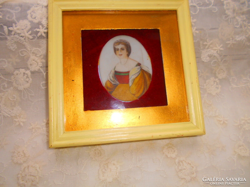 Kézzel festett keretezett miniatúra., női portré