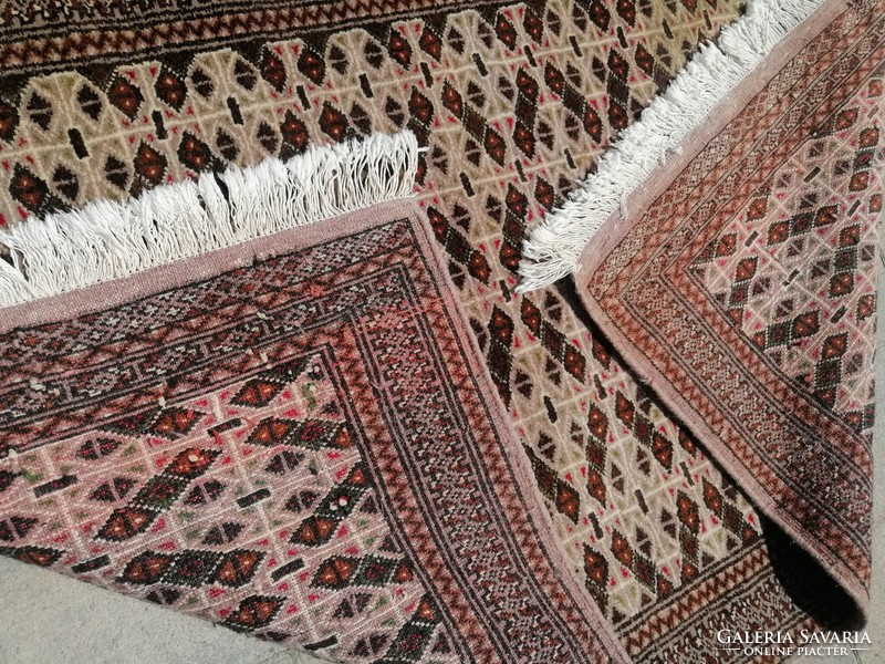 Hand-knotted Persian rug in beautiful condition. Negotiable !!