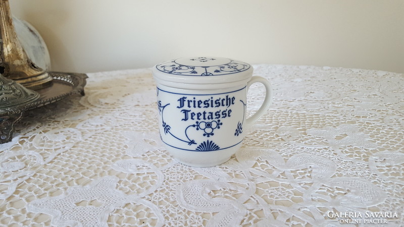 Mug with porcelain tea strainer and lid