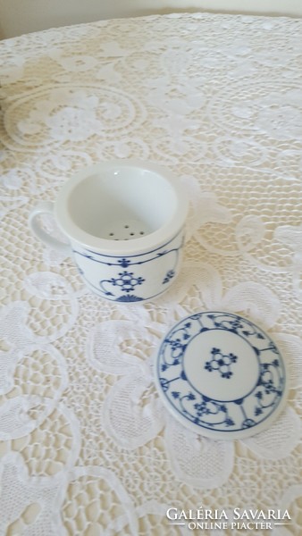 Porcelán teaszűrő betétes,fedeles bögre