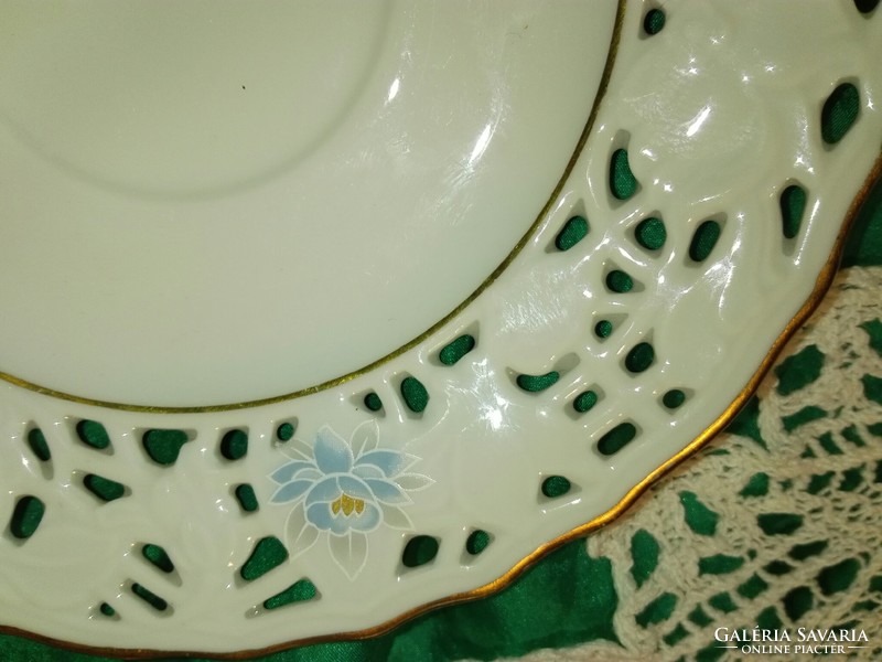 Áttört, virágmintás porcelán tányér...14 cm.