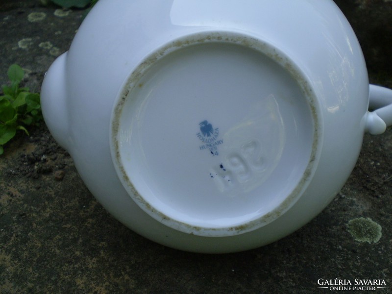 Hollóház porcelain: pouring