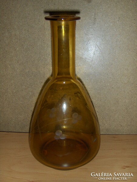 Amber engraved glass wine bottle pouring beverage serving (7 / d)