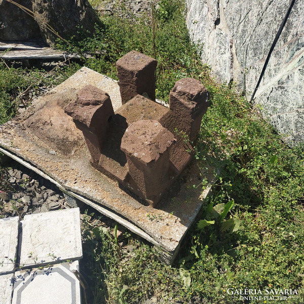 Bástya alakú régi kő oszlopdísz épületdísz