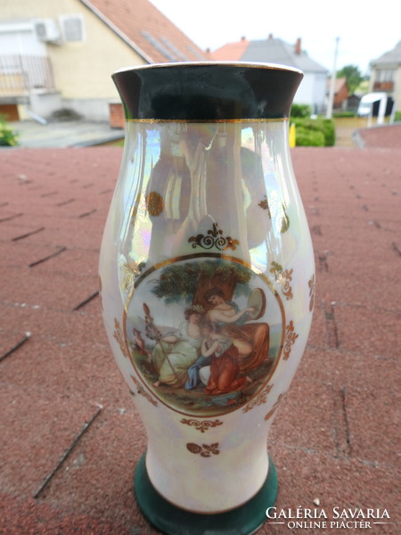 Barokk zsáner jelenetes kagylóhéj fényű nagy porcelán váza
