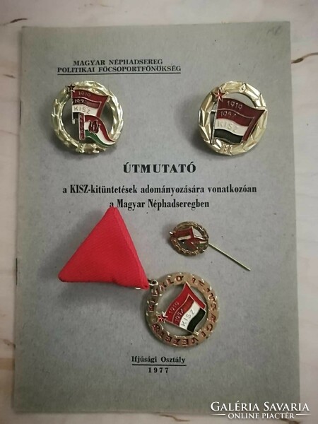 Aranykoszorús KISZ kitüntetések egy minivel és a MN útmutatójával 5 db egyben