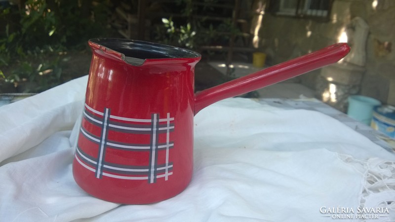 Enameled heating pot with enamel pouring milk handle