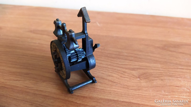 (K) vintage figural sharpener, clock