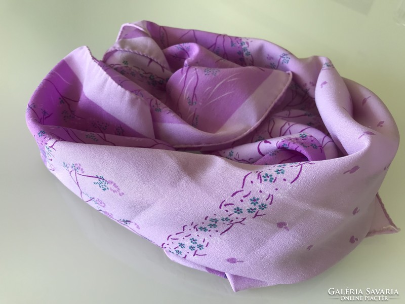Selyemkendő a lila különböző árnyalataival, 77 x 75 cm