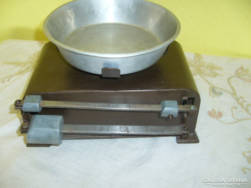 Table scale with sliding top plate