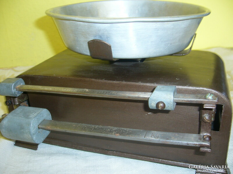 Table scale with sliding top plate