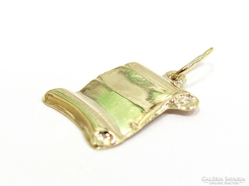 Gold pendant (goat-au109997)