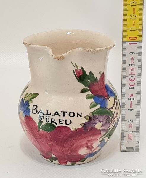 Városlődi "Balatonfüred" jelzett színes virágmintás, törtfehér mázas keménycserép kancsó (2251)
