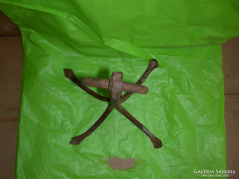 Antik 4 ágú kovácsoltvas vasmacska/kishorgony