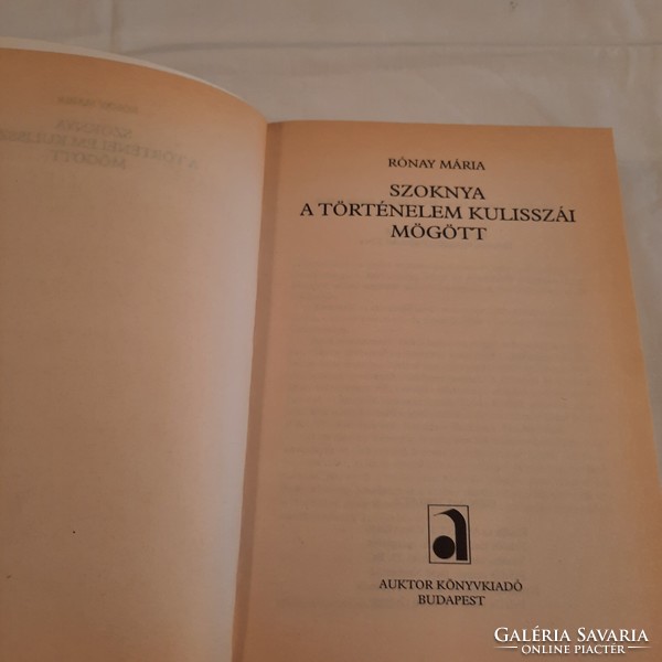 Rónay Mária: Szoknya a történelem kulisszái mögött Komjádi Géza 1944-es kiadása alapján
