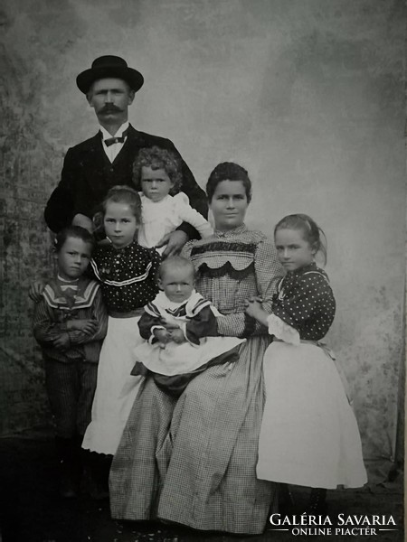 Szép állapotban megmaradt antik családi fotó az 1910 évekből Ladányi E.műhelyéből