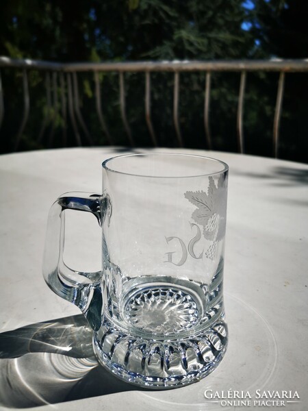 Beer mug with leaf motif