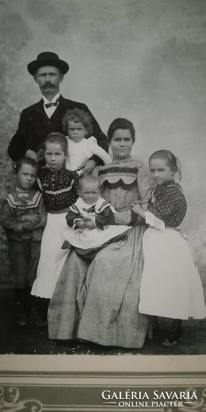 Szép állapotban megmaradt antik családi fotó az 1910 évekből Ladányi E.műhelyéből