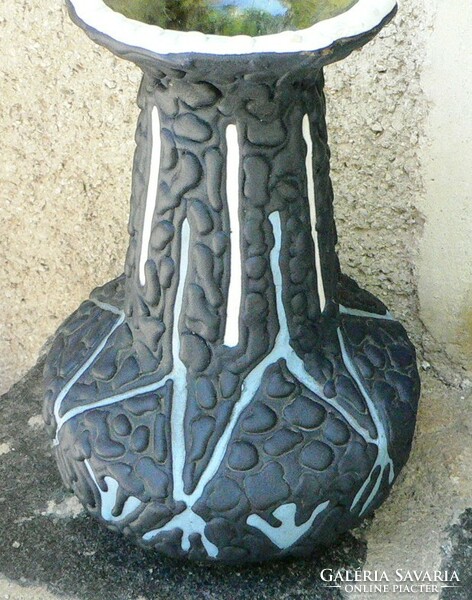 Retro ceramic vase with king sign