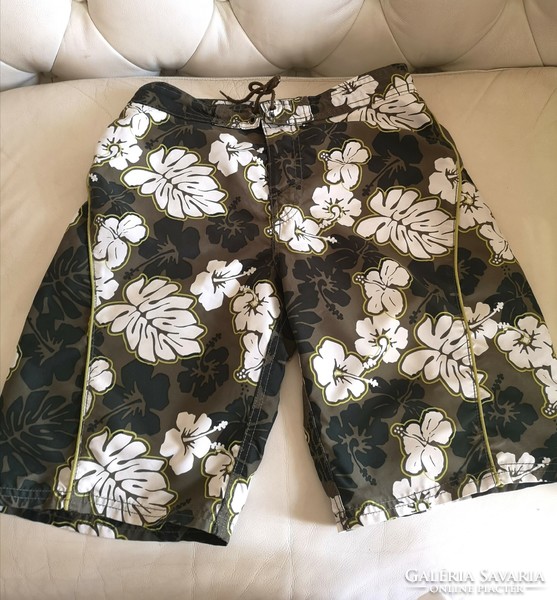 H & m 10-12 year old boy in swimming trunks, exotic decor, leaves, 70 cm waist