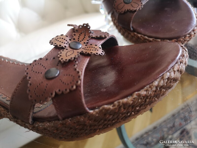 MINOZZI Milano 40-es bőr szandál telitalpú cipő, térbeli valódi bőr virágok, tengerifű sarokborítás