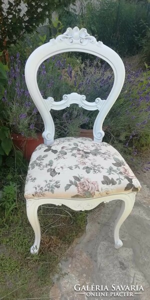 Provence stílusban festett 2 db barokk faragott szék , vintage
