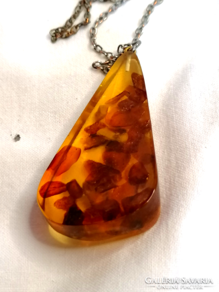 Retro necklace with large amber pendant 132
