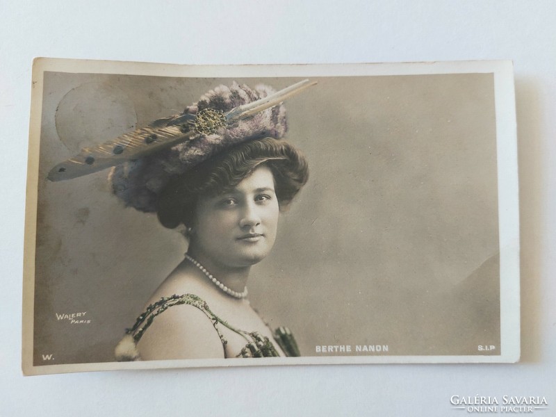 Régi képeslap fotó levelezőlap hölgy Berthe Nanon