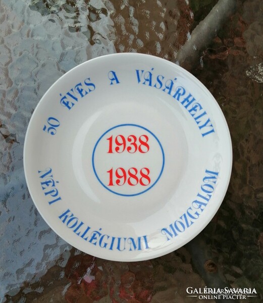 50 éves a Vásárhelyi Népi Kollégiumi Mozgalom Alföldi  porcelán emlék tányér (2p)