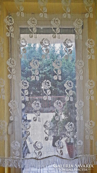 1 kisebb ablakra való, tört fehér,antik klöpli, csipke függöny . 130cm. széles. 160 cm. hosszú