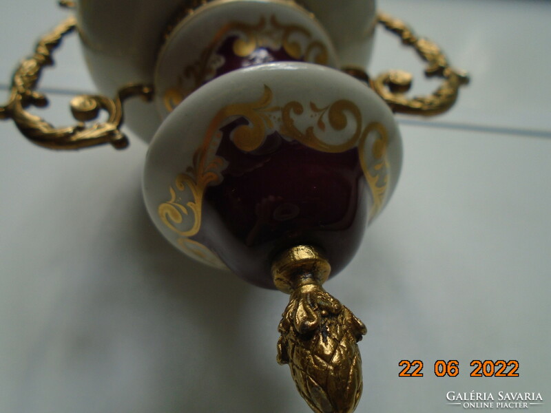 SEVRES jellegű Tűzaranyozott bronz szerelékkel,talapzattal, szignós kézi festéssel, Empire urna váza