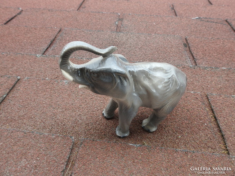 Antik jelzett elefánt porcelán figura