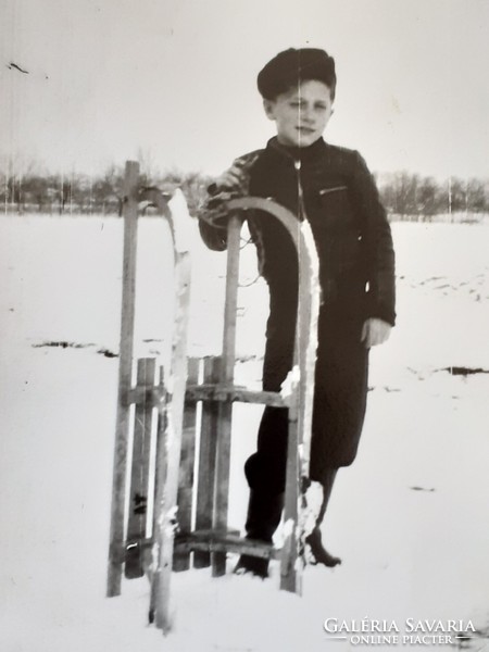 Régi téli fotó vintage szánkós fénykép kisfiú