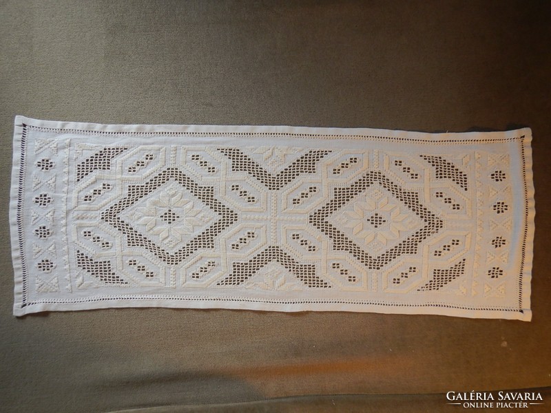 Tablecloths with white embroidery (2 + 1 pieces)