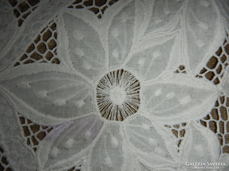 White tablecloth, table ornament; 100 cm x 48 cm