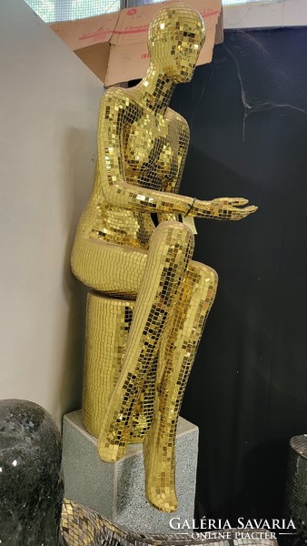 Hokedlin ülő arany emberalak design szobor