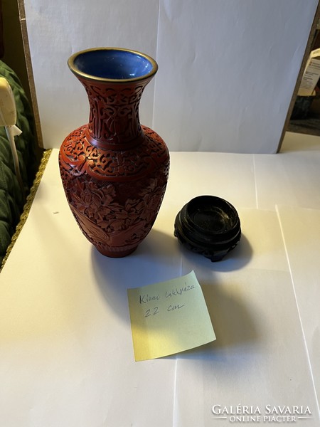 Kínai vörös lakk váza, 22 cm magas és faragott fa talp hozzá