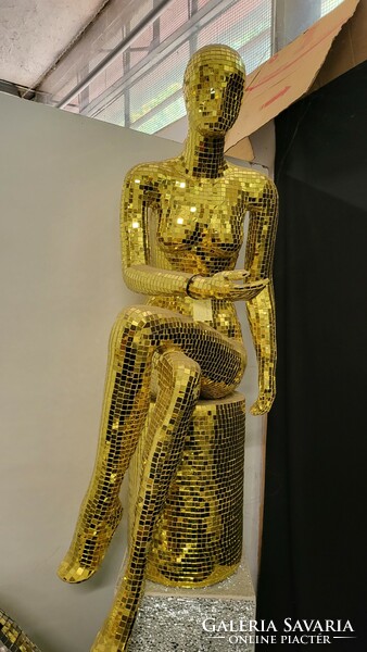 Hokedlin sitting golden human figure design sculpture