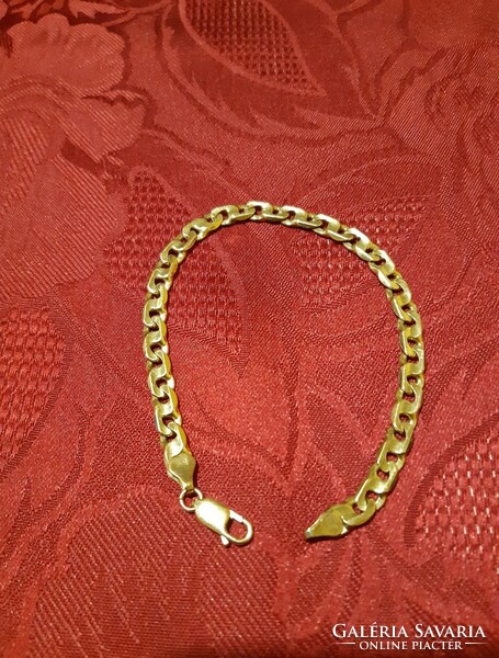 Gold chain + pendant
