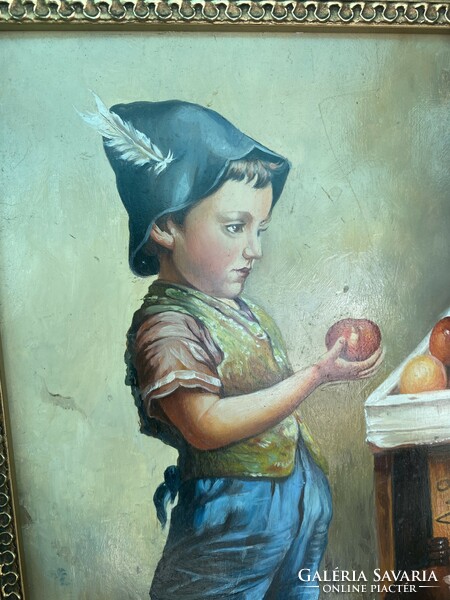 Almát választó kisfiú