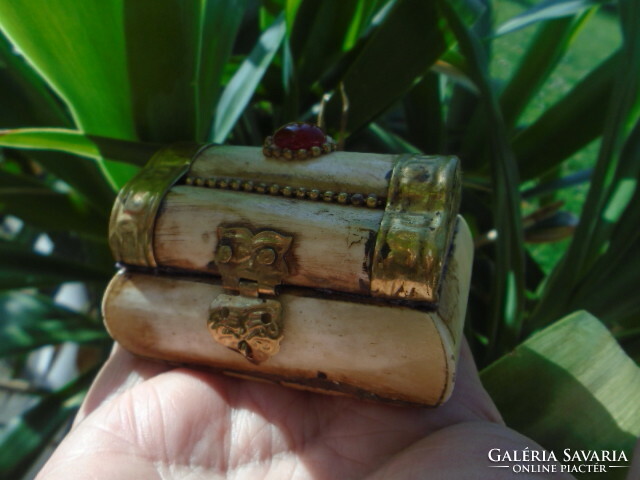 Old oriental small bone jewelry box box decorated with synthetic ruby