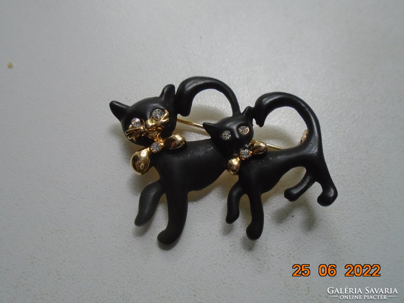Fekete macska páros zománcozott aranyozott bross csiszolt kő szemekkel aranyozott bajusz és masni