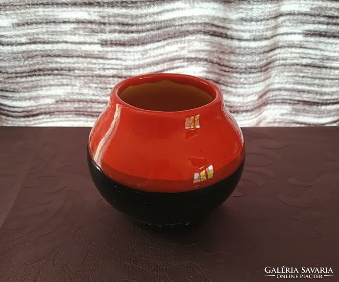 A pair of retro ikebana and hollow ceramic vases