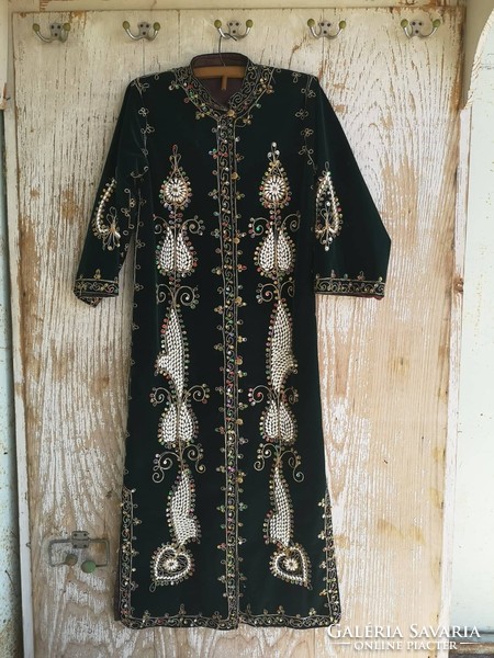 Embroidered velvet dress / vintage